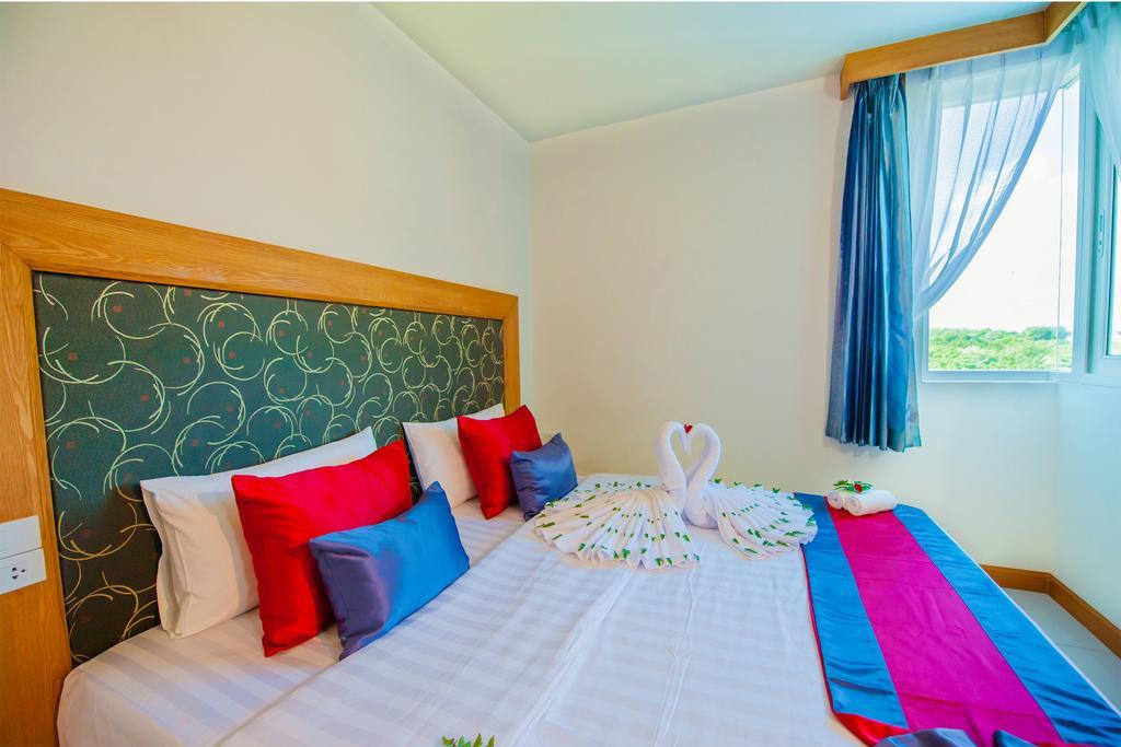 Grand Nai Harn Suites Rawai Esterno foto